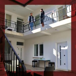 dois homens a descer as escadas de um edifício em GOT Prishtina Hostel em Pristina