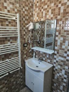 La salle de bains est pourvue d'un lavabo et d'un miroir. dans l'établissement Casa de la Nuc, à Târgu Jiu