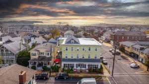 une vue aérienne sur une ville avec des bâtiments et des voitures dans l'établissement The Allenhurst, à Ocean Grove