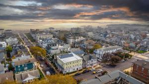 una vista aérea de una ciudad con edificios en The Allenhurst en Ocean Grove