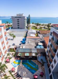 una vista aérea de un complejo con piscina y el océano en Boulevard Beach Canasvieiras Hotel, en Florianópolis