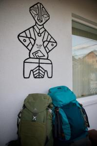 GOT Prishtina Hostel في بريشتيني: جدار مع رسم على جدار مع حقيبة ظهر