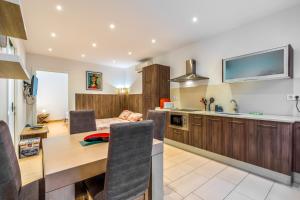 a kitchen with a table and a dining room at La Vida Sin Limites EMP in Empuriabrava