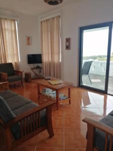sala de estar con sofá y mesa en Eagles Nest Residence en Rodrigues Island