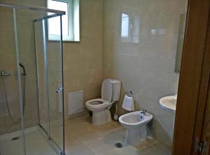 uma casa de banho com um WC e um lavatório em Agroturismo A Fidalga em Linhares