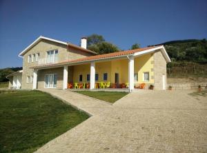 uma casa grande com uma entrada em frente em Agroturismo A Fidalga em Linhares