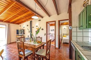 a kitchen and dining room with a table and chairs at Casa Rincón Palmero in El Paso