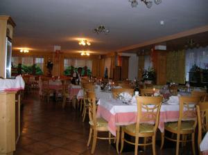Restaurace v ubytování Hotel Villa Fosine