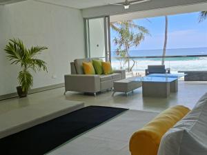 uma sala de estar com vista para o oceano em Josan Villa with a Glorious Beach and Sea View em Habaraduwa Central