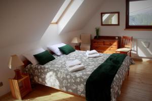 - une chambre dotée d'un lit avec des draps verts et blancs dans l'établissement Chatka Bernadka - w sercu Gorców, à Szlembark