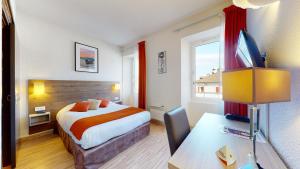 Postel nebo postele na pokoji v ubytování Hôtel de France Contact-Hôtel