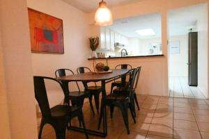 una cucina e una sala da pranzo con tavolo e sedie di Place de la Rio Grand a Brownsville