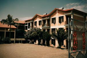 ein Gebäude mit einem Parkplatz davor in der Unterkunft Centre Saint Vincent Pallotti in Kigali