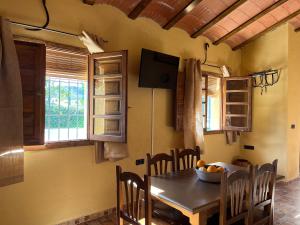 ein Esszimmer mit einem Tisch und einer Obstschale darauf in der Unterkunft Cortijo El Nevazo in Fuentes de Cesna