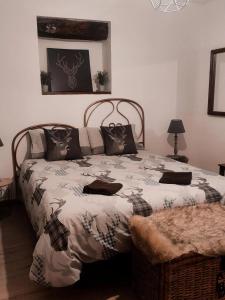 una camera da letto con un letto con una coperta e cuscini di Il nido di Lele e Schina ad Arvier