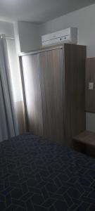 een kamer met een bed en een kledingkast en een bed gmaxwell gmaxwell gmaxwell bij Riviera park Thermas Flat 1 in Caldas Novas