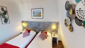 Postel nebo postele na pokoji v ubytování Hôtel de France Contact-Hôtel