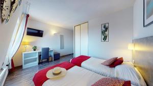 エヴィアン・レ・バンにあるオテル ド フランス コンタクト オテルのベッド2台とデスクが備わるホテルルームです。