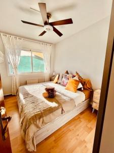 1 dormitorio con 1 cama y ventilador de techo en Casa Maca, espectacular casa con piscina y vistas, en Olivella