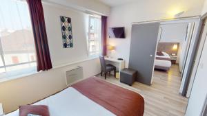 Postel nebo postele na pokoji v ubytování Hôtel de France Contact-Hôtel