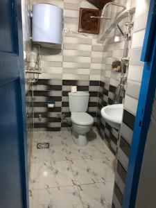 ein Bad mit einem WC und einem Waschbecken in der Unterkunft Wesy Ka Guest House in Shellal