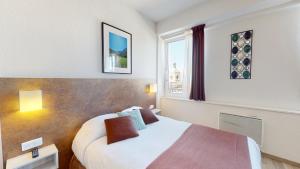 Postel nebo postele na pokoji v ubytování Hôtel de France Contact-Hôtel