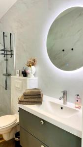 La salle de bains est pourvue d'un lavabo, d'un miroir et de toilettes. dans l'établissement Coco’s Buitenhuisje, à Nunspeet