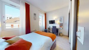 Postel nebo postele na pokoji v ubytování Hôtel de France Contact-Hôtel