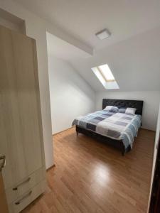 a bedroom with a bed and a skylight at Despot apartmani in Mladenovac