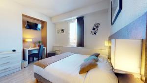 Postel nebo postele na pokoji v ubytování Hôtel de France Contact-Hôtel