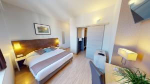 Postel nebo postele na pokoji v ubytování Hôtel de France Contact-Hôtel