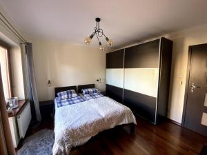 um quarto com uma cama com almofadas azuis em Apartament 2 pokojowy 5min od Krupówek z garażem em Zakopane