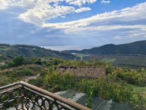uitzicht op de bergen vanaf het balkon van een huis bij Villa Deloik Ante`s Hill House in Budva