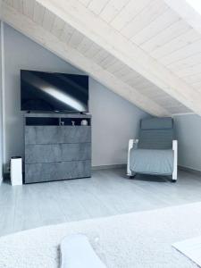 Cette chambre comprend un lit et une chaise. dans l'établissement Appartamento Turin Airport, à Leinì