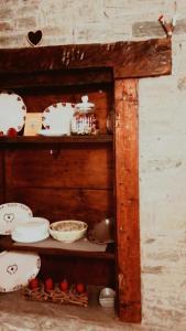 una mensola in legno con piatti e ciotole di Il nido di Lele e Schina ad Arvier
