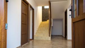 un pasillo con escaleras en una casa en Casa Luna, en Cluj-Napoca