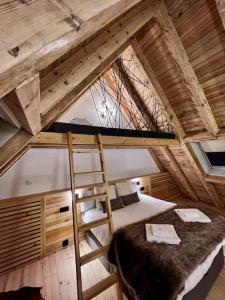 Postel nebo postele na pokoji v ubytování Muntanyó Luxury Lodge con sauna, parking y guardaesquis en Ruda