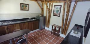 eine Küche mit einer Spüle und einem Kühlschrank in der Unterkunft Casa Frasser in Honda