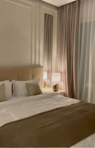 Ein Bett oder Betten in einem Zimmer der Unterkunft Beachfront Luxury Apartment-Pearl Island شقه مطله على الشاطئ بجزيرة اللؤلؤه