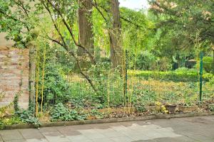 un jardin avec des arbres et des plantes dans un parc dans l'établissement Aurea City Center Apartment Zagreb, à Zagreb