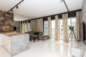 Televízia a/alebo spoločenská miestnosť v ubytovaní Super-Apartamenty International Fair
