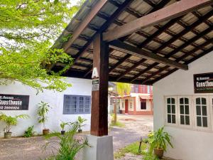- un bâtiment avec une pergola en bois à côté d'une rue dans l'établissement Hj Hassan Guest House Bungalow A, à Kuala Terengganu