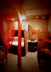 een kamer met een badkamer met een wastafel en een koelkast bij AFFITTACAMERE LA QUIETE in San Marcello