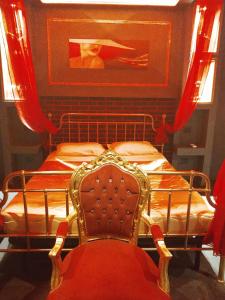 サン・マルチェッロにあるAFFITTACAMERE LA QUIETEのベッドルーム1室(ベッド1台、椅子付)