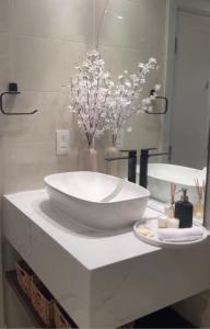Ein Badezimmer in der Unterkunft Beachfront Luxury Apartment-Pearl Island شقه مطله على الشاطئ بجزيرة اللؤلؤه
