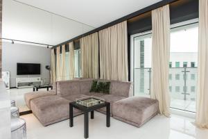 Televízia a/alebo spoločenská miestnosť v ubytovaní Super-Apartamenty International Fair