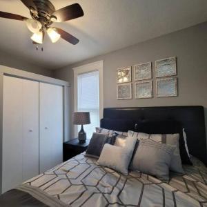 Ένα ή περισσότερα κρεβάτια σε δωμάτιο στο Retreat Suite 4 - Downtown Getaway +3 φωτογραφίες