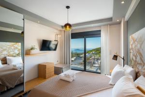 een slaapkamer met een bed en een groot raam bij The View Hotel Perdika in Perdika +50 foto's