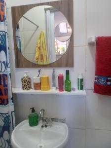 um banheiro com uma pia e um espelho em Se hospede num Cantinho Gourmet em Salvador mais 71 fotografias