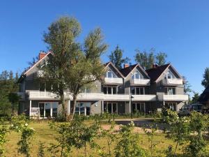 uma casa grande com uma árvore em frente em PerlePlau em Plau am See